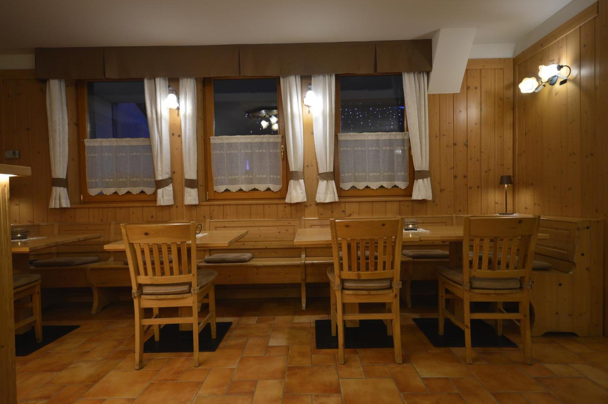מדונה די קמפיליו Hotel Garni Sant'Antonio Con Spa מראה חיצוני תמונה