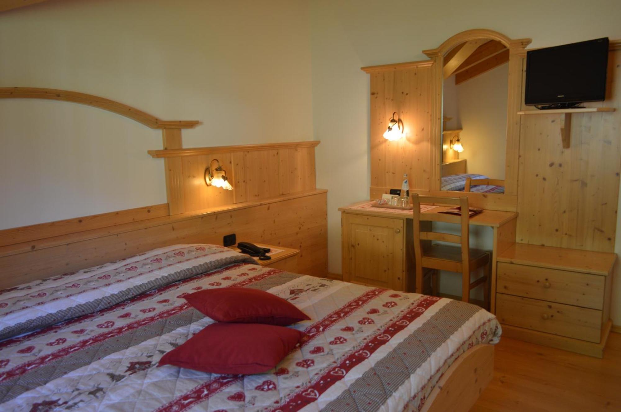 מדונה די קמפיליו Hotel Garni Sant'Antonio Con Spa מראה חיצוני תמונה