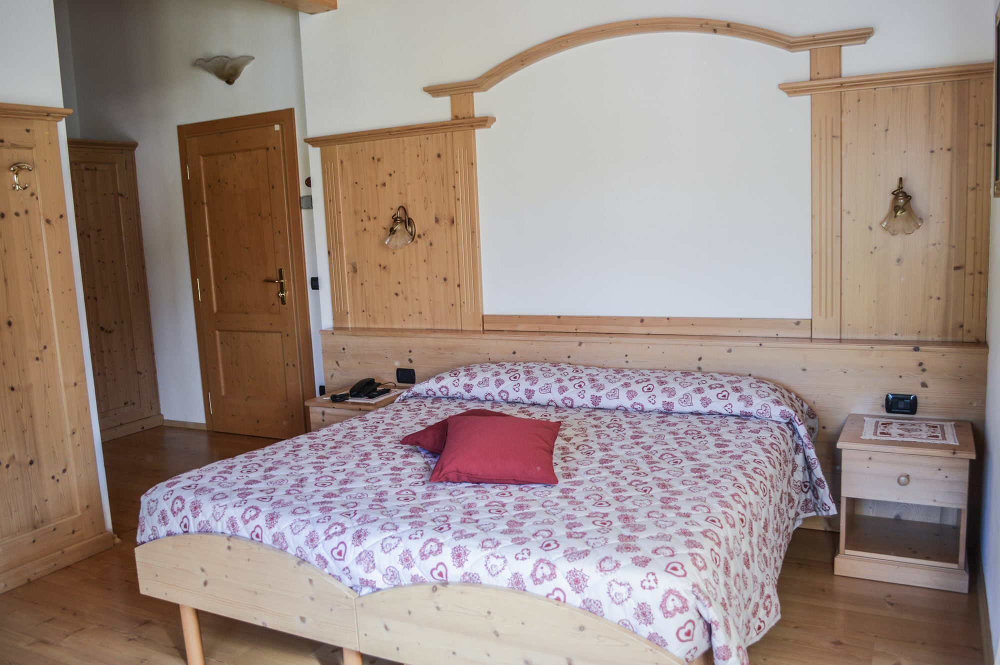 מדונה די קמפיליו Hotel Garni Sant'Antonio Con Spa מראה חיצוני תמונה